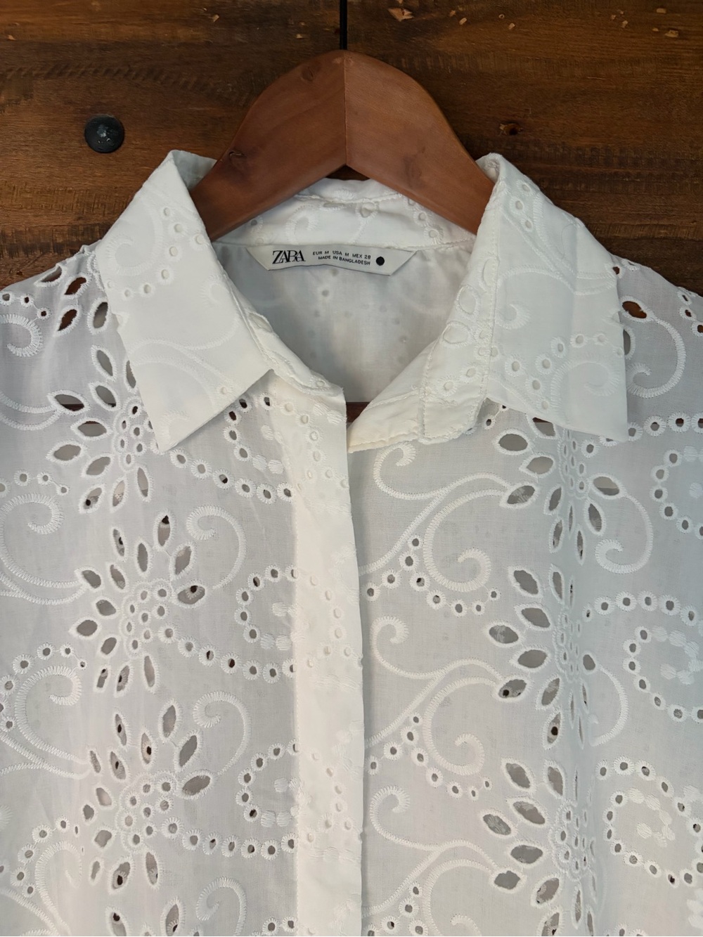 Zara cotton eyelet collared button down shirt in white. Size: Medium - Picture 3 of 11